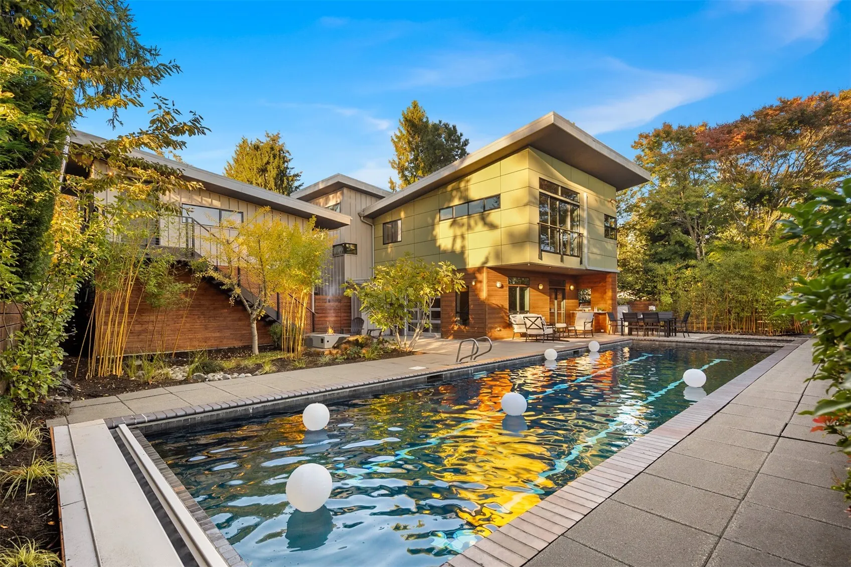 435 16th Lane , Kirkland, WA 98033-4905