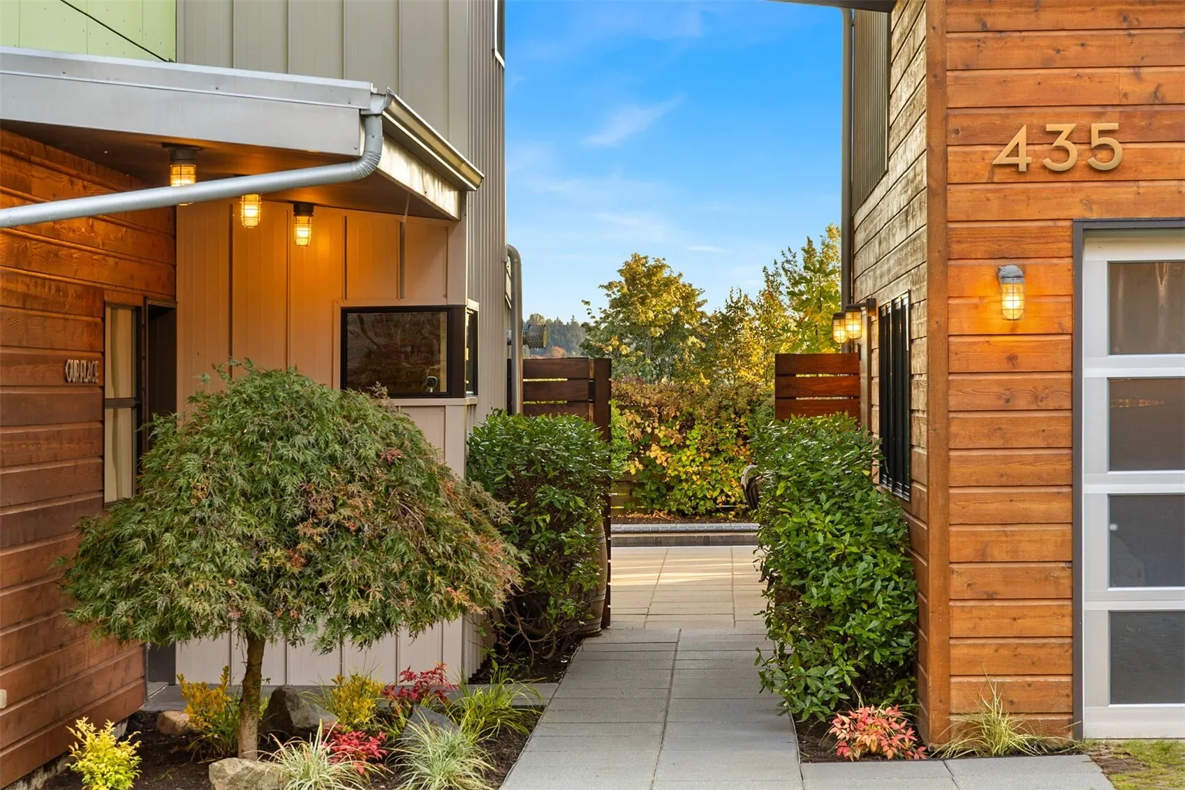 435 16th Lane , Kirkland, WA 98033-4905
