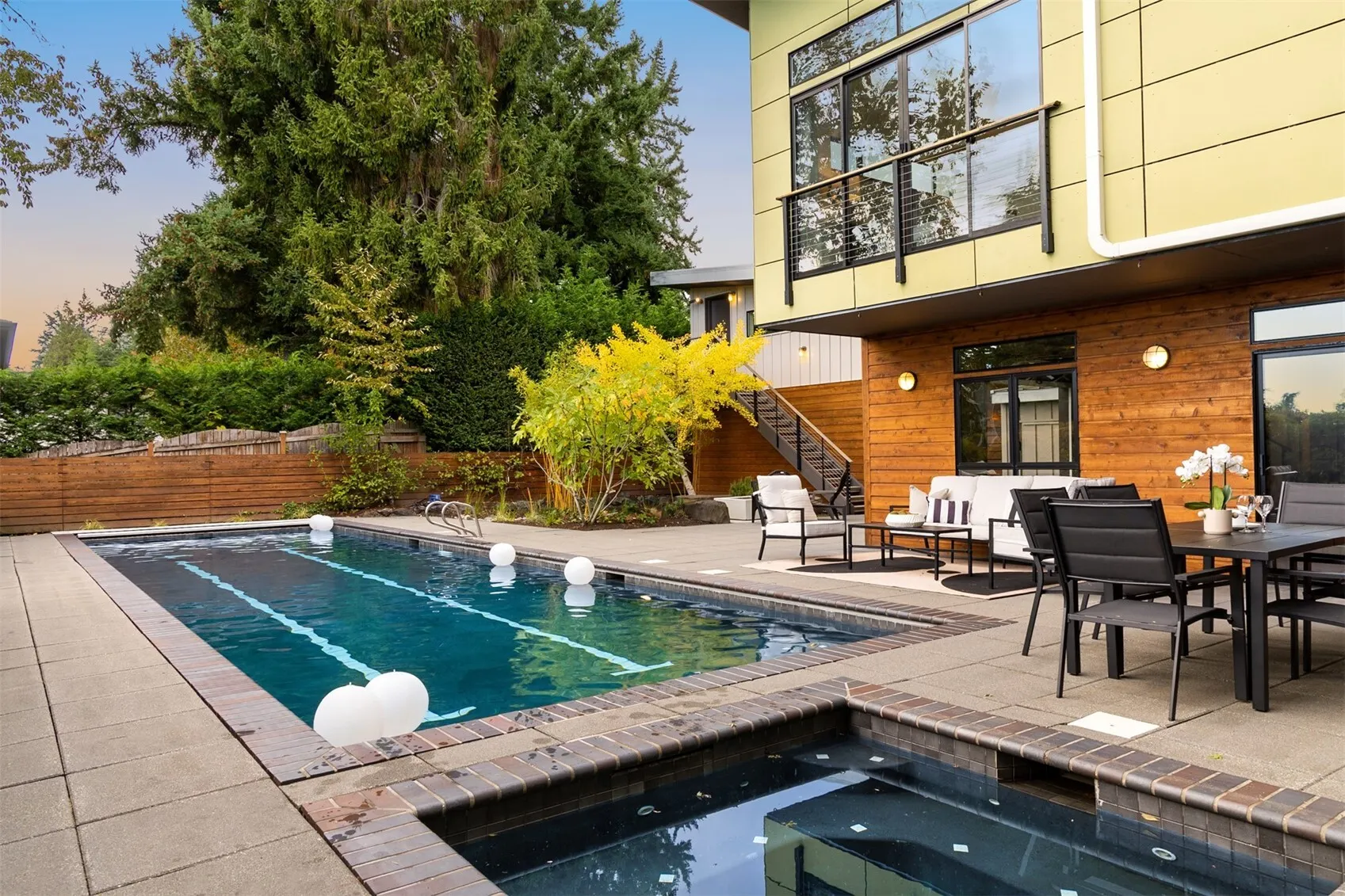 435 16th Lane , Kirkland, WA 98033-4905