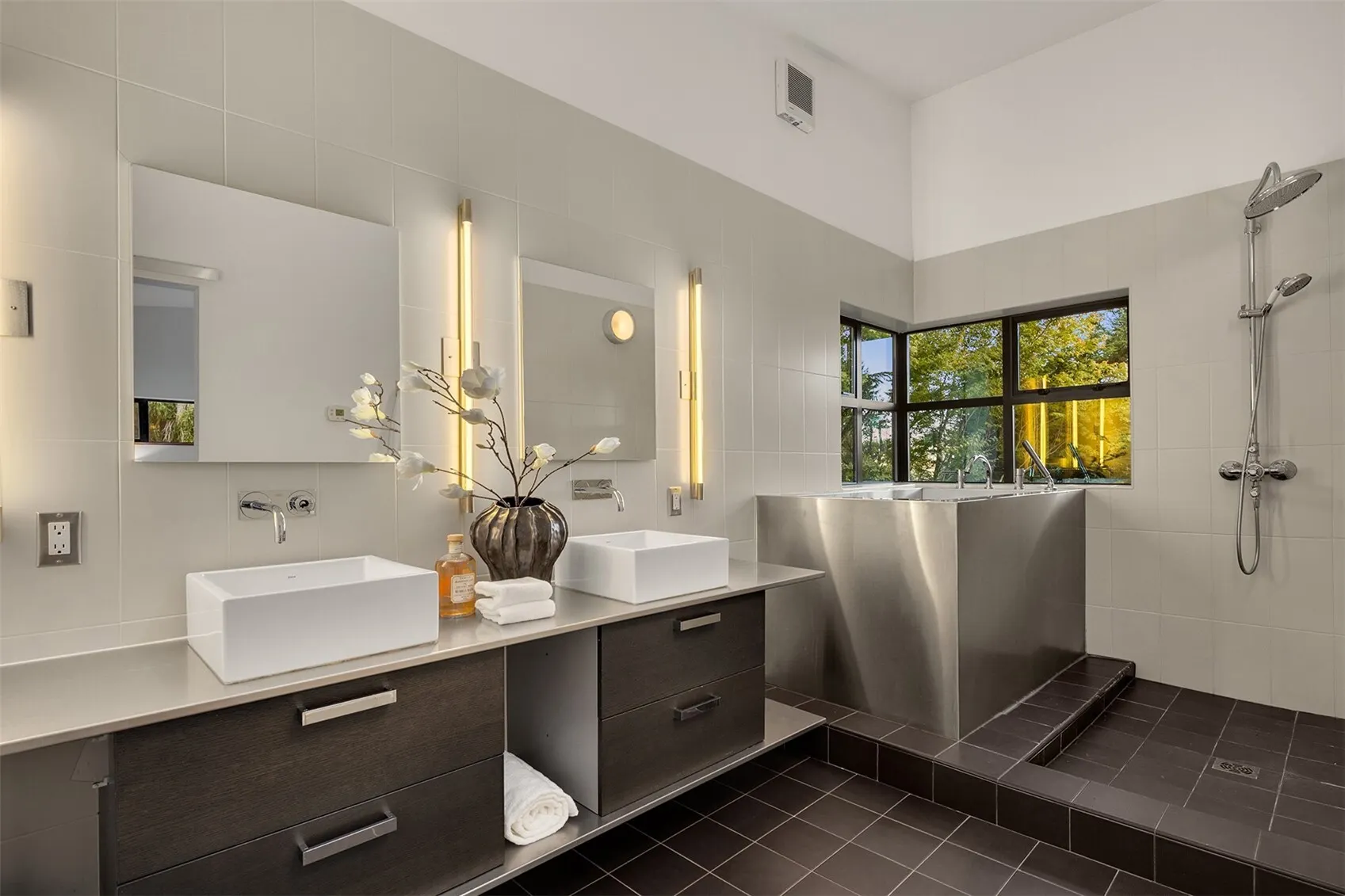 435 16th Lane , Kirkland, WA 98033-4905