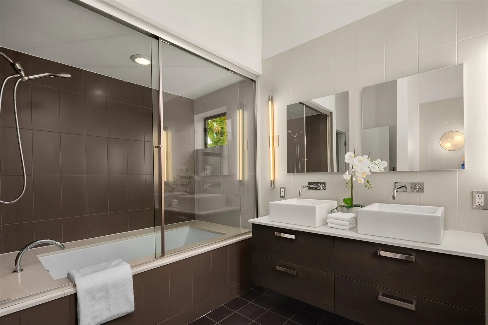 435 16th Lane , Kirkland, WA 98033-4905