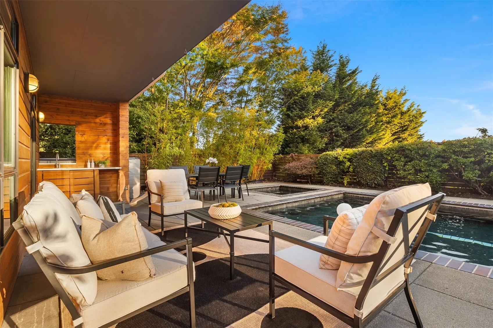 435 16th Lane , Kirkland, WA 98033-4905