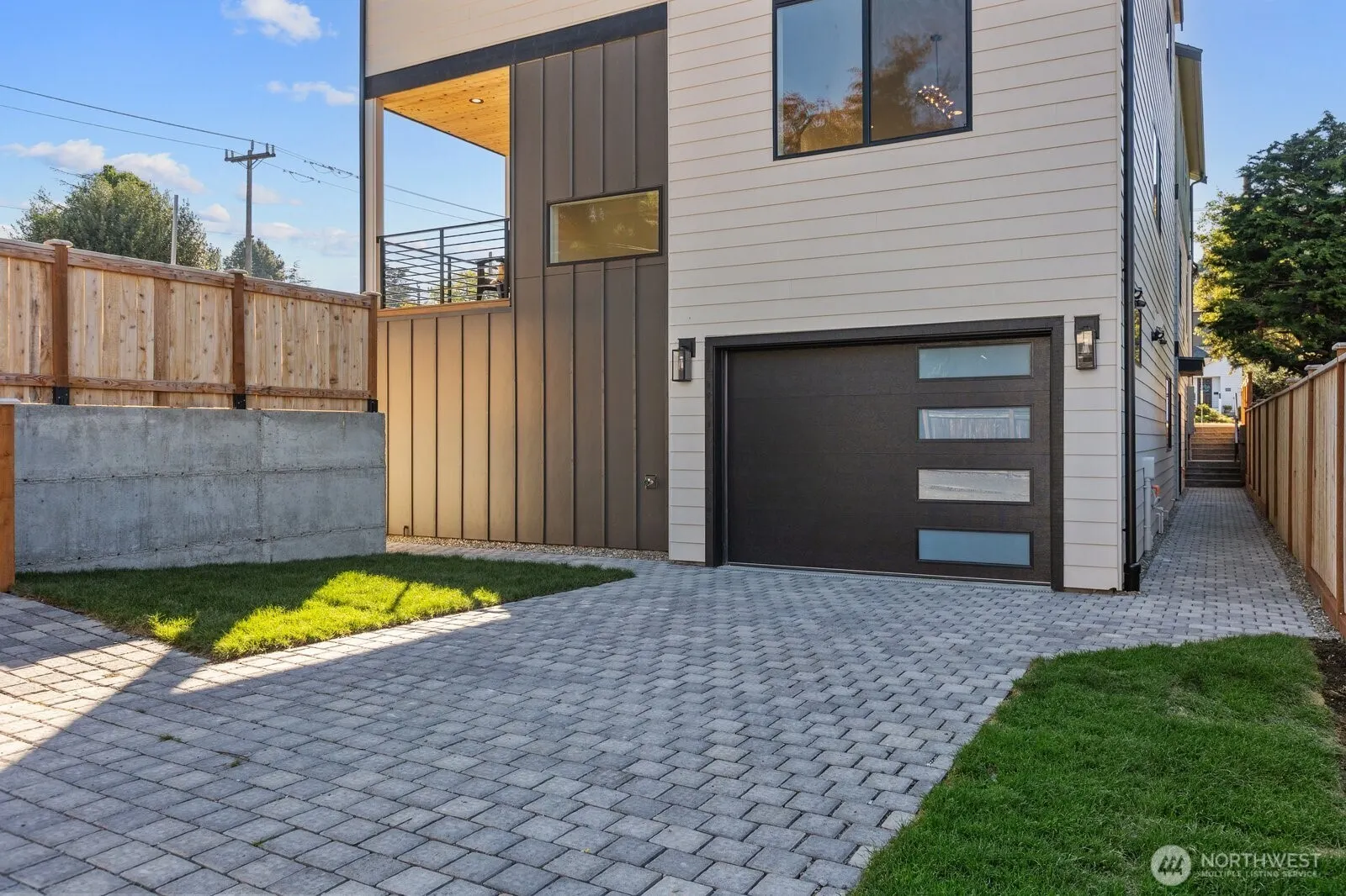 3312 W Dravus Street , Seattle, WA 98199-2615