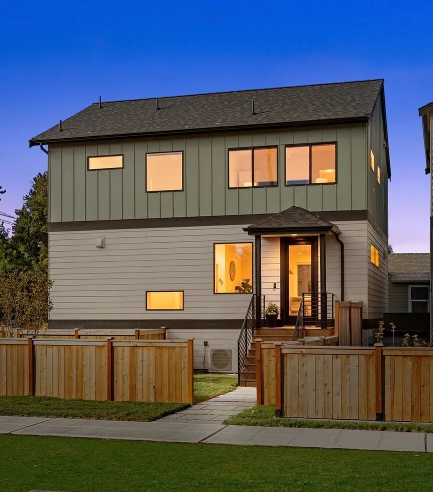 3314 W Dravus Street , Seattle, WA 98199-2615