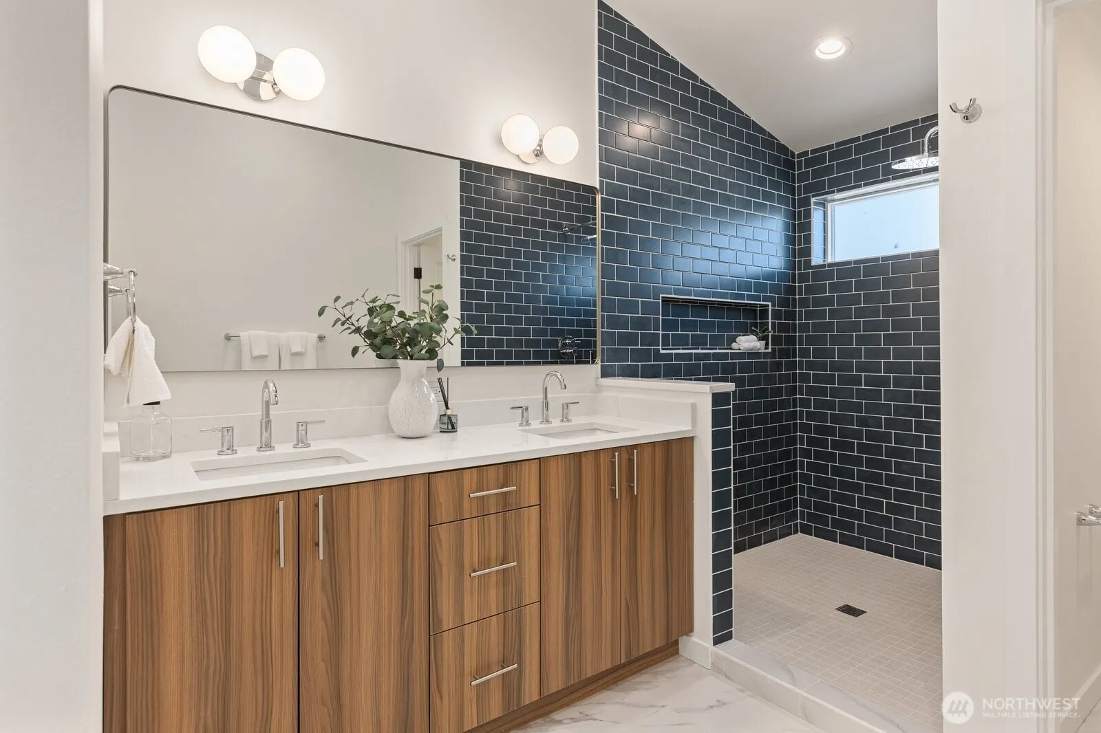 3314 W Dravus Street , Seattle, WA 98199-2615