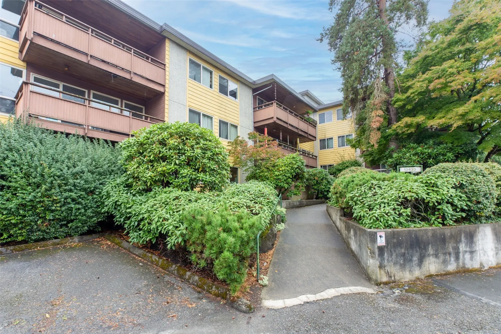 13433 Roosevelt Way N #102, Seattle, WA 98133