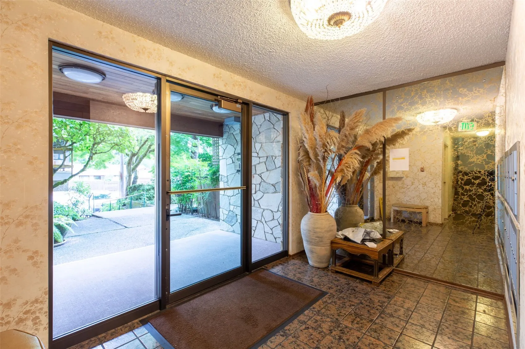 13433 Roosevelt Way N #102, Seattle, WA 98133