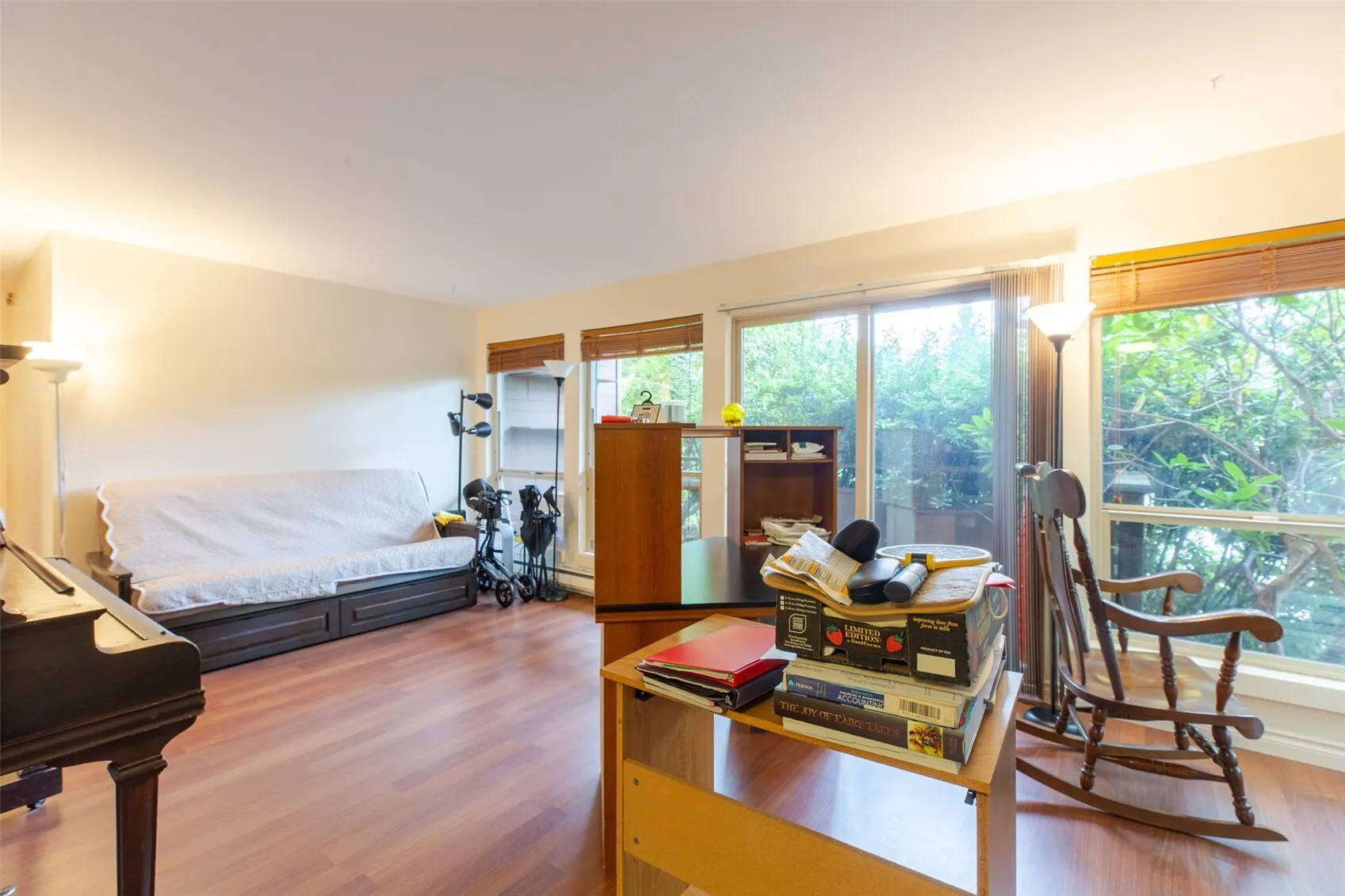 13433 Roosevelt Way N #102, Seattle, WA 98133