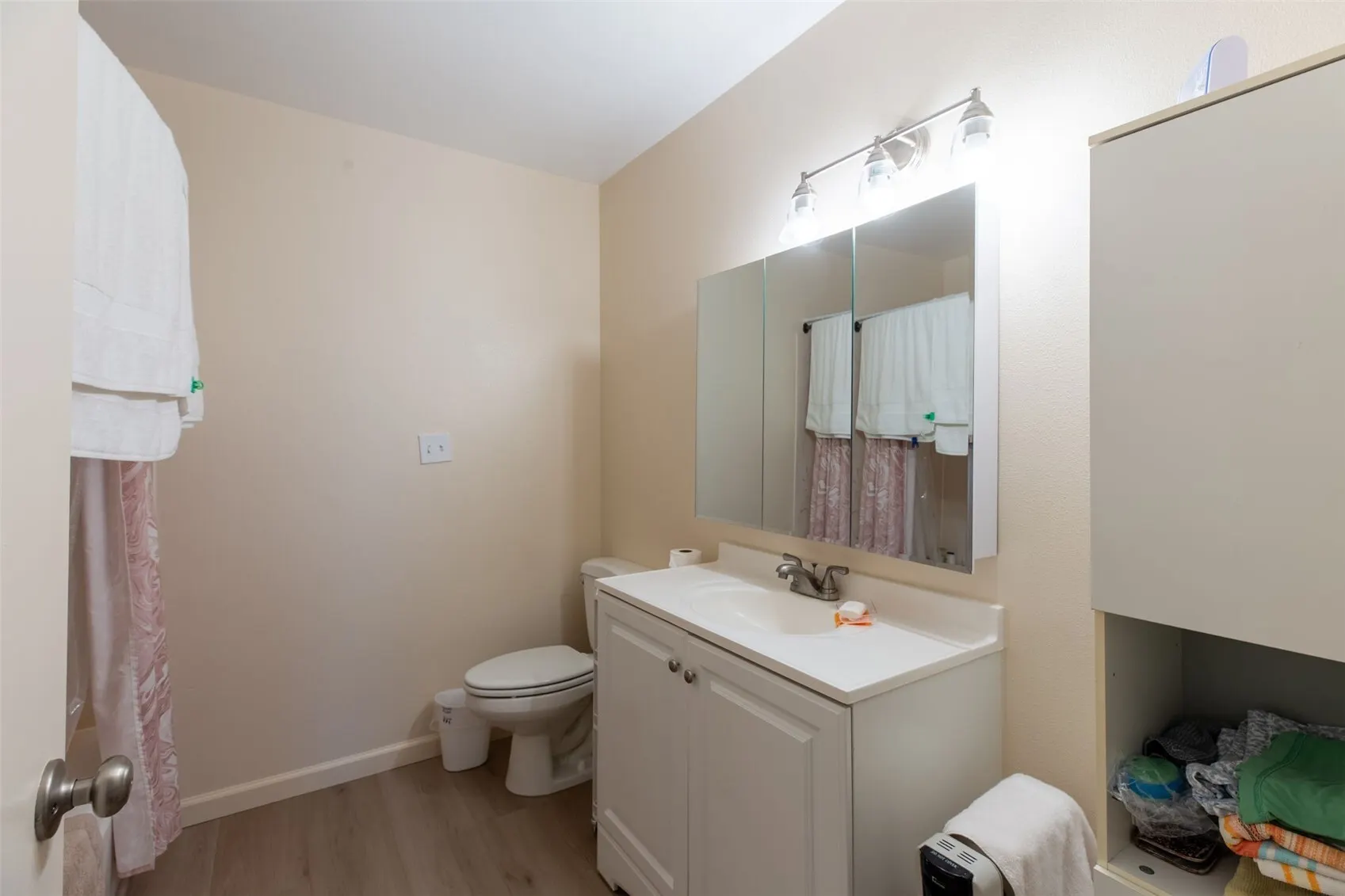 13433 Roosevelt Way N #102, Seattle, WA 98133