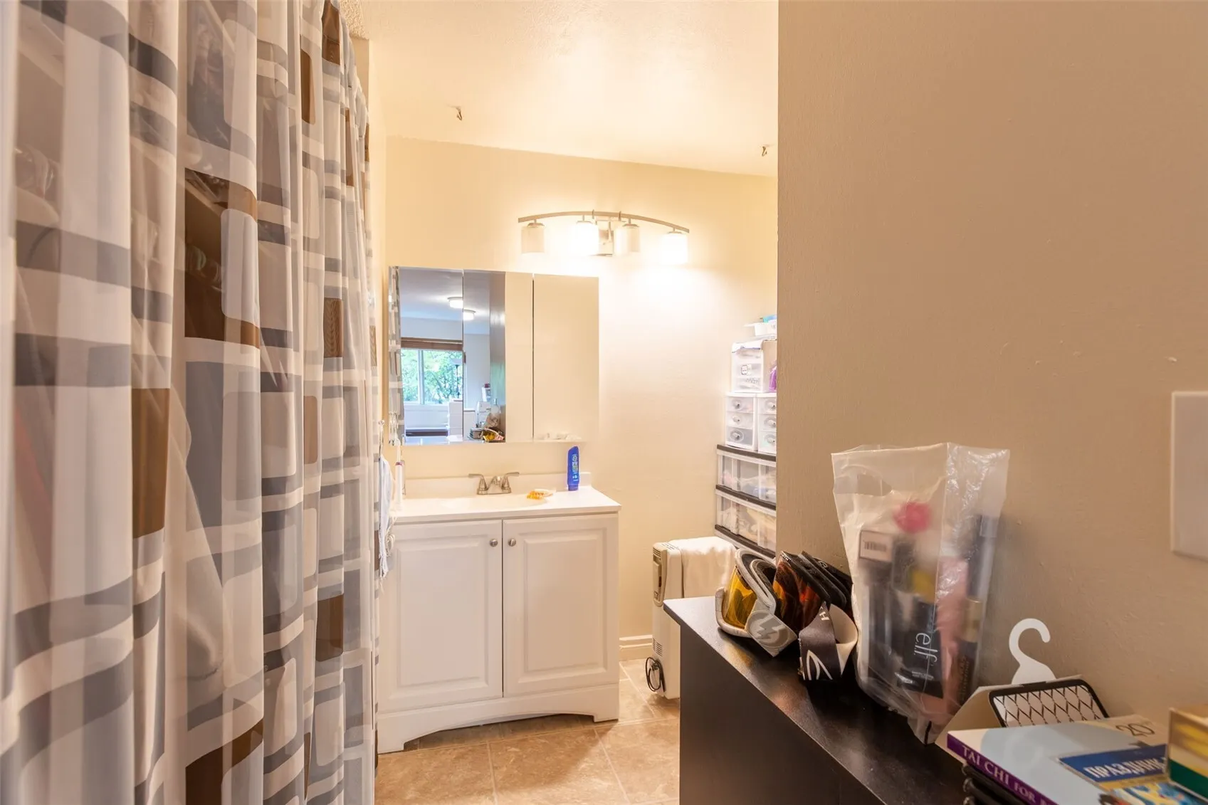 13433 Roosevelt Way N #102, Seattle, WA 98133