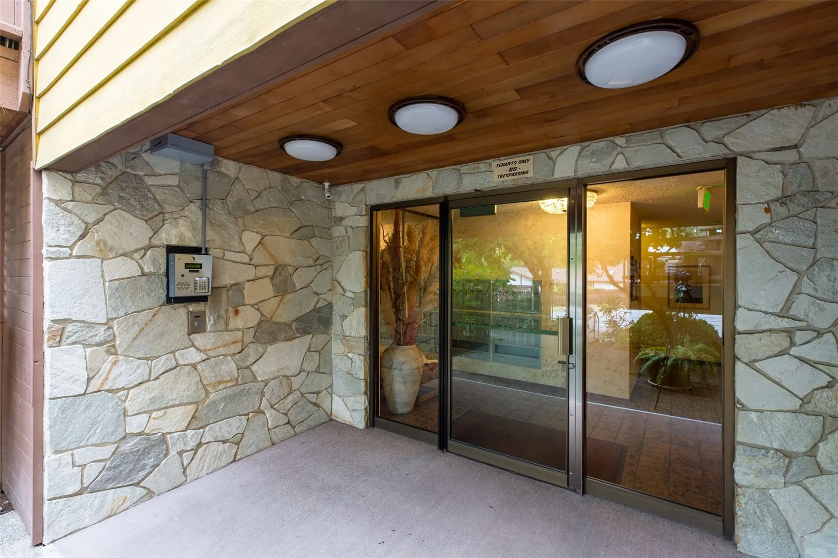 13433 Roosevelt Way N #102, Seattle, WA 98133
