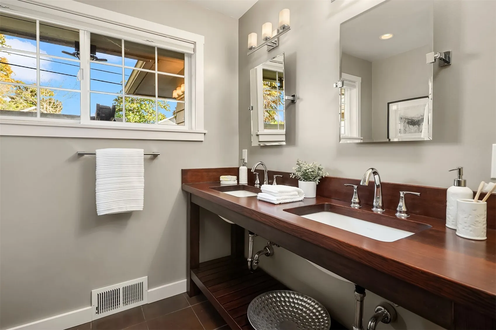 6630 NE Windermere Road , Seattle, WA 98115