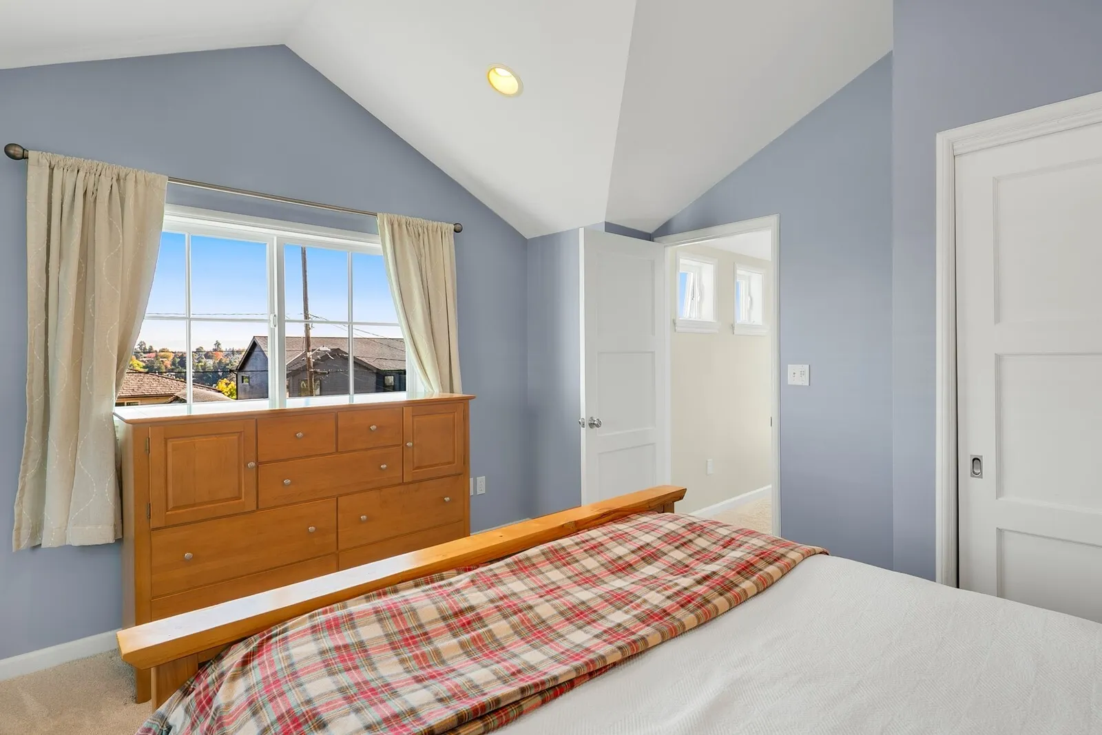 3027 38th Avenue W, Seattle, WA 98199