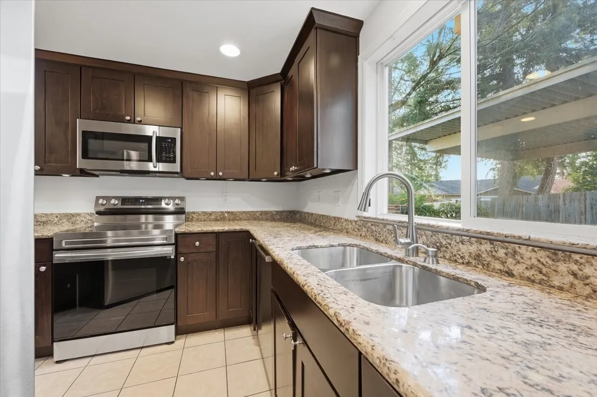 7031 210th Street SW #B, Lynnwood, WA 98036