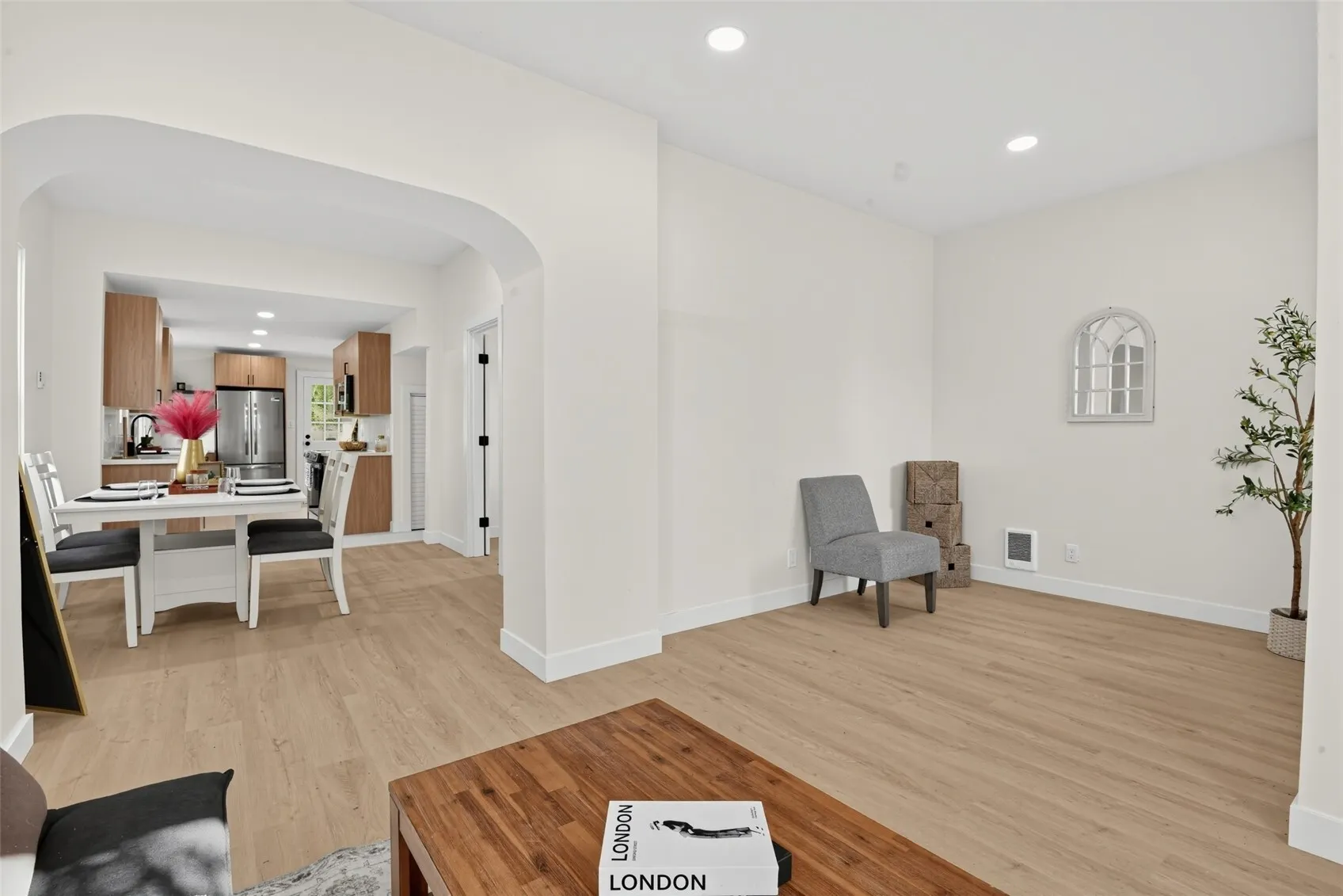 852 NW 62nd Street , Seattle, WA 98107