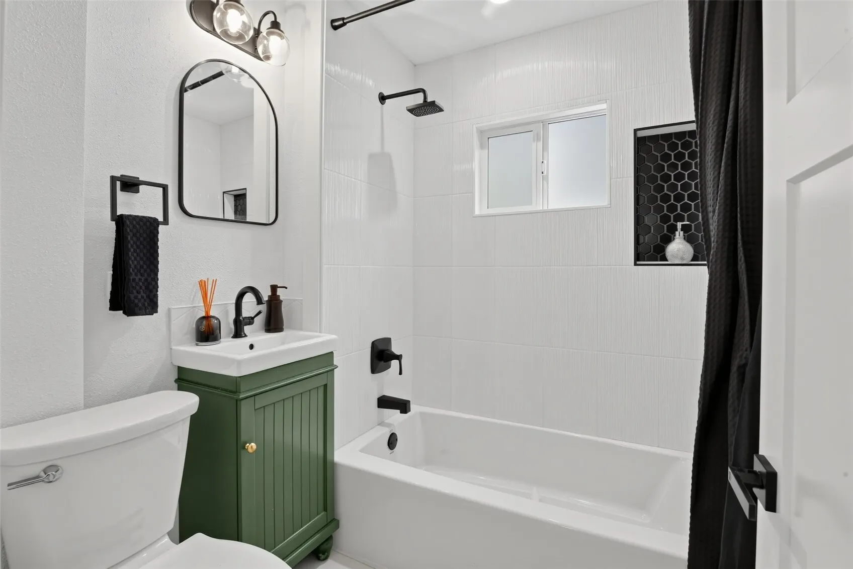 852 NW 62nd Street , Seattle, WA 98107