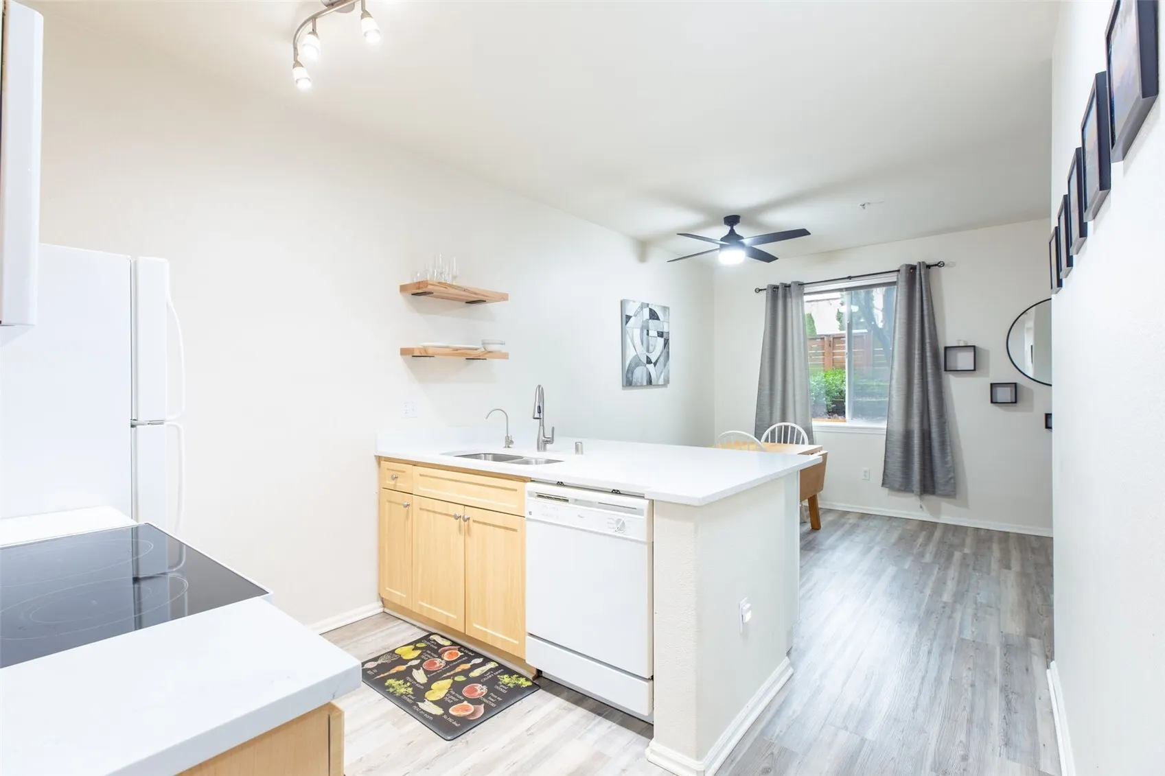 10511 Midvale Avenue N #101, Seattle, WA 98133