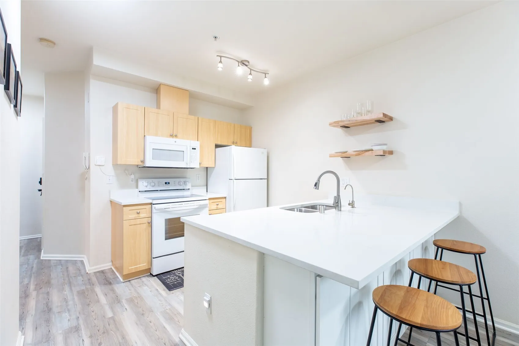 10511 Midvale Avenue N #101, Seattle, WA 98133