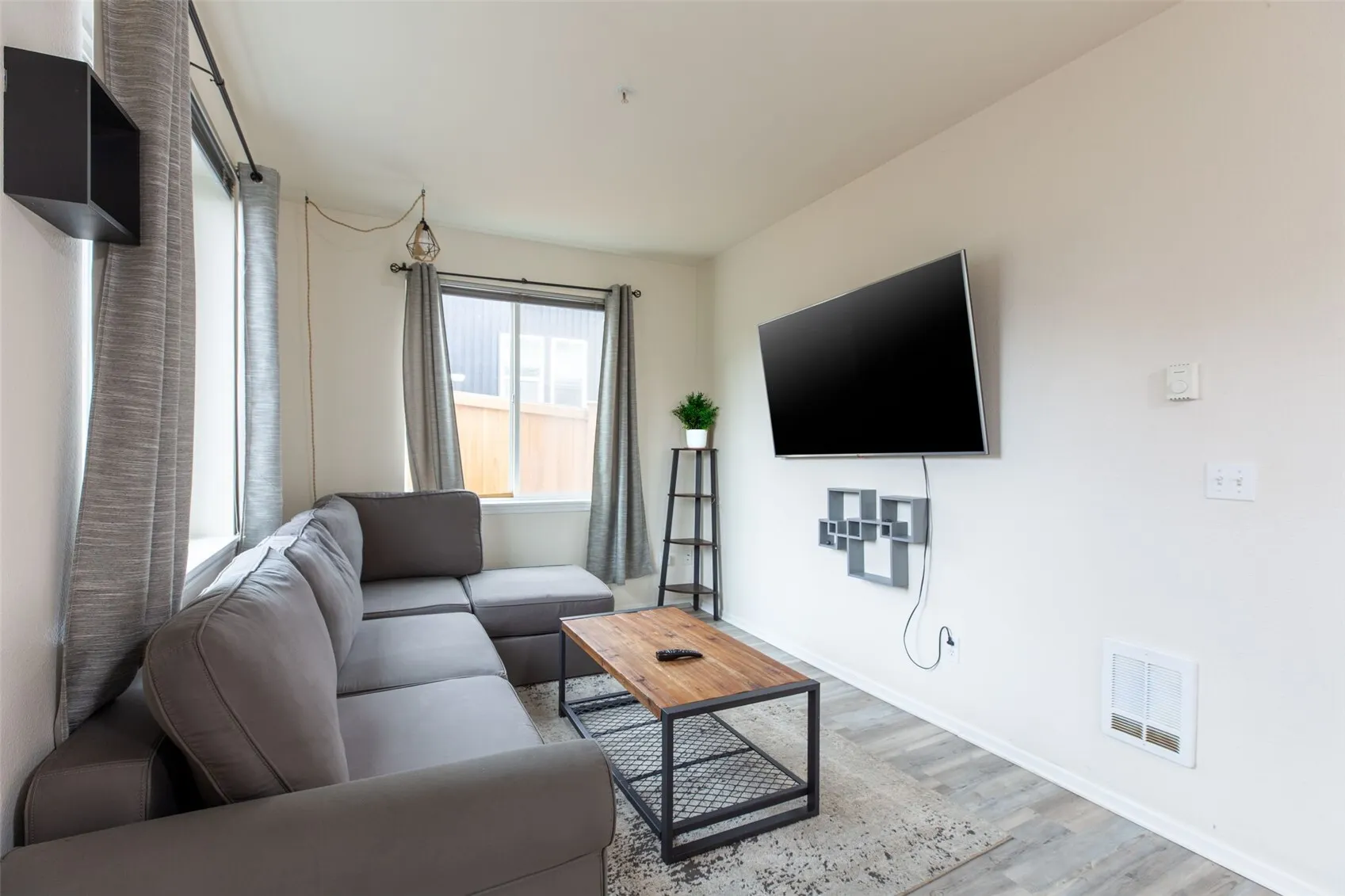 10511 Midvale Avenue N #101, Seattle, WA 98133