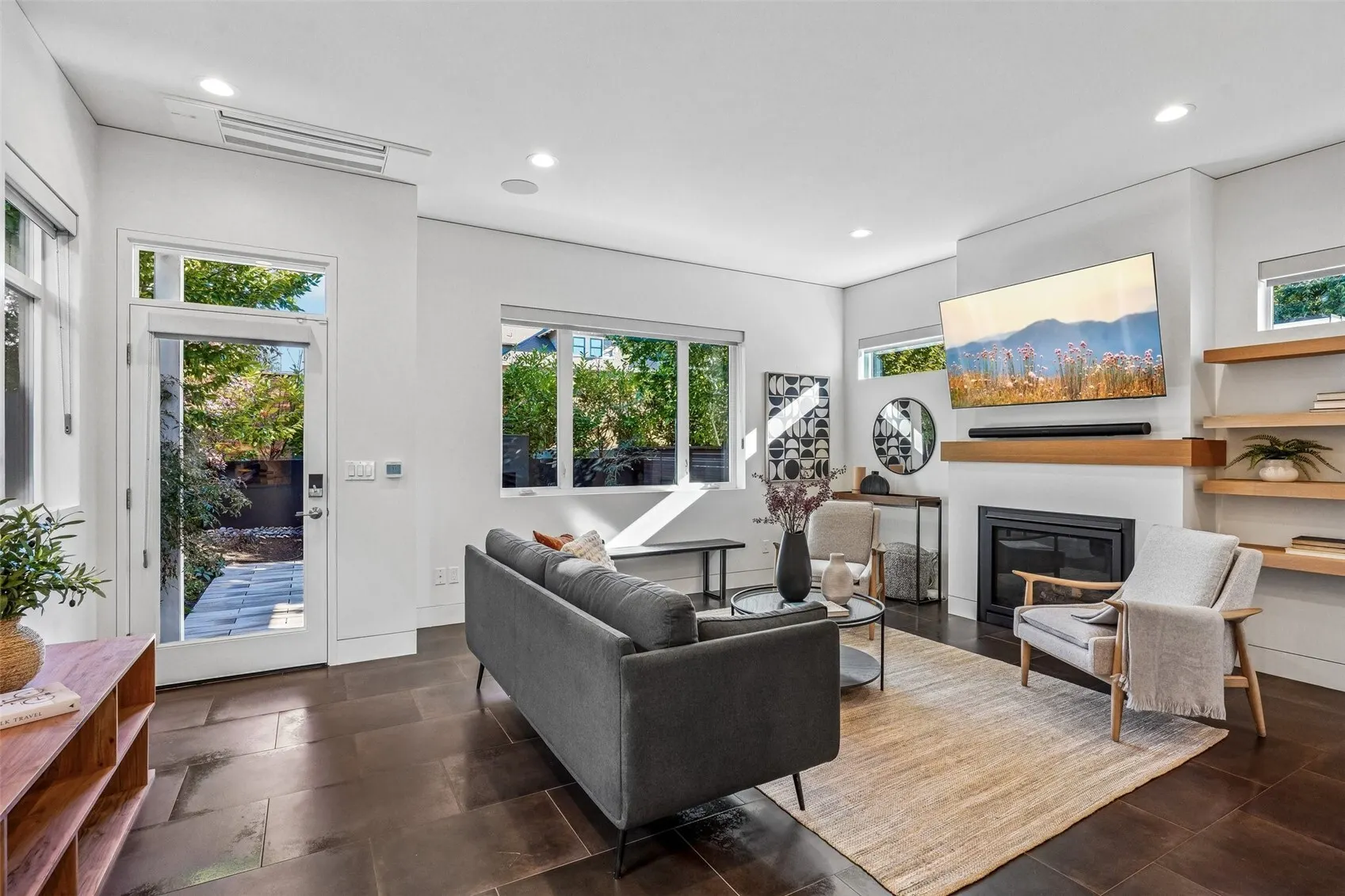 2220 Broadway E, Seattle, WA 98102