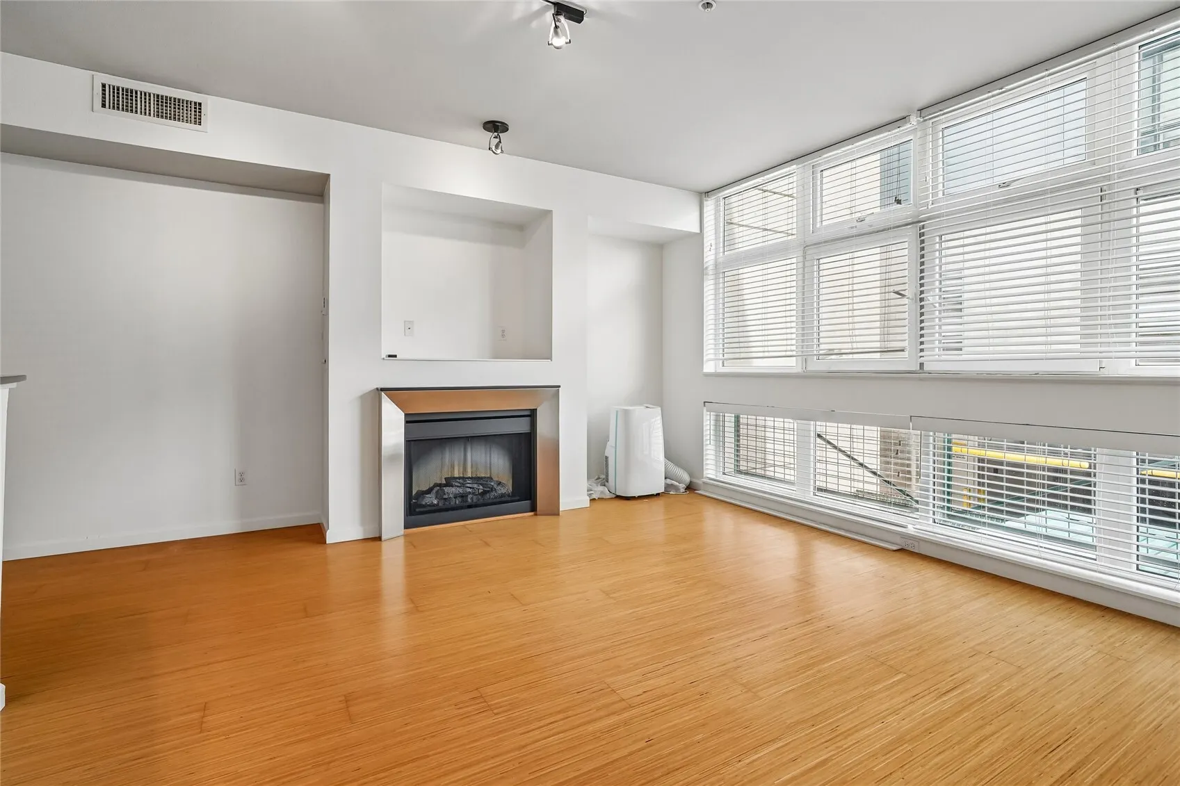 17 W Mercer Street #213, Seattle, WA 98119