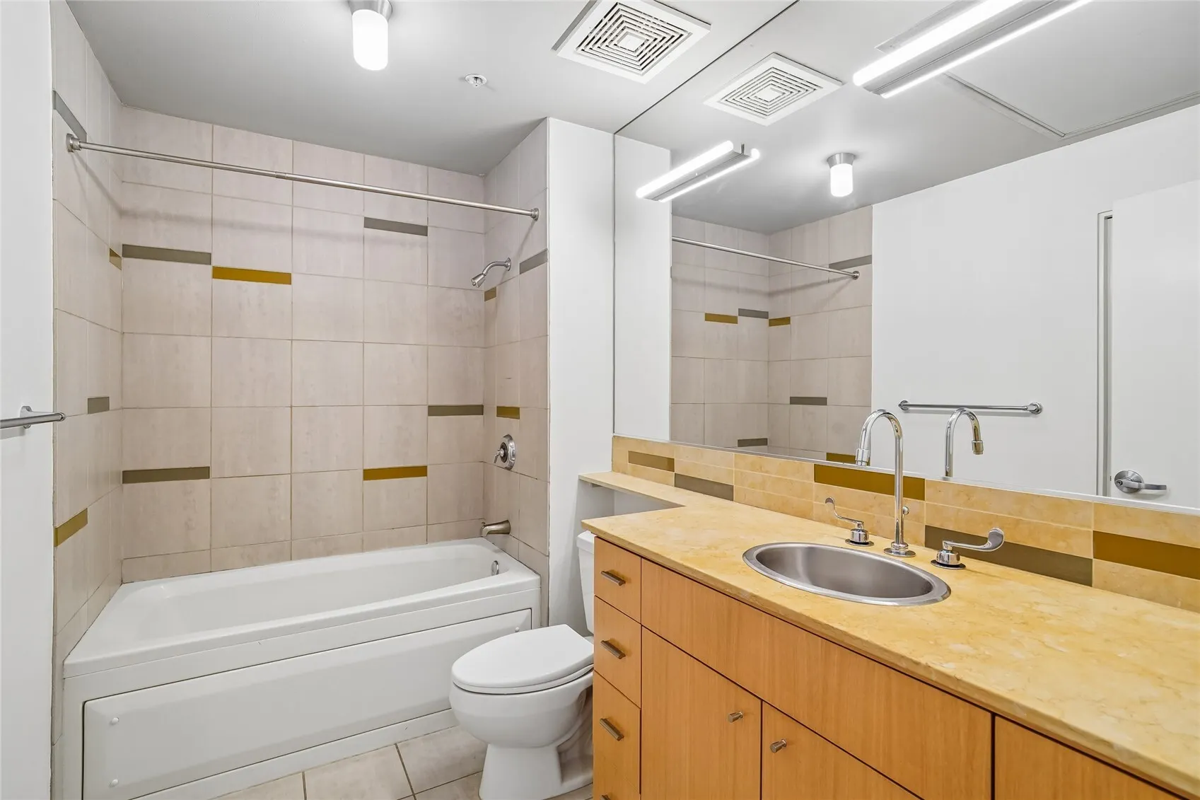 17 W Mercer Street #213, Seattle, WA 98119