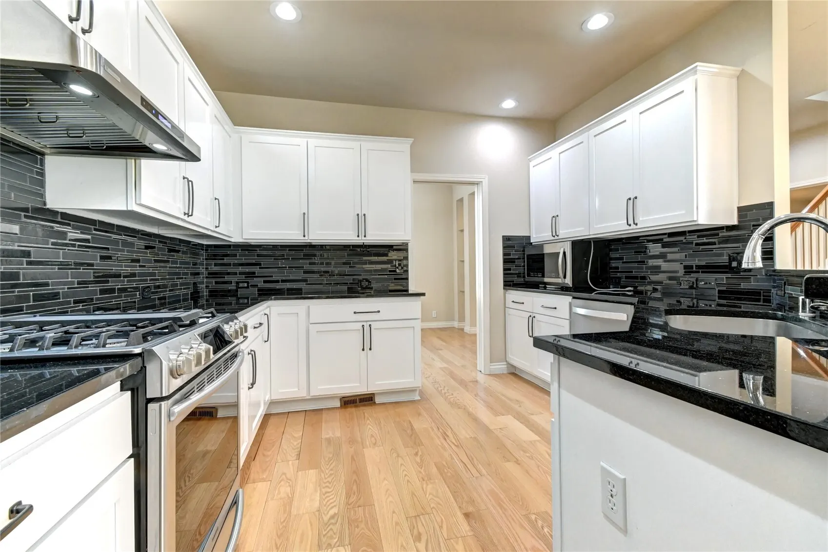 18947 NE 68th Street , Redmond, WA 98052