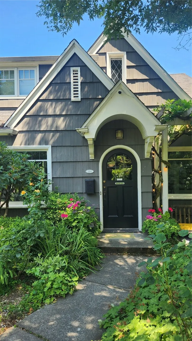 1210 25th Avenue E, Seattle, WA 98112
