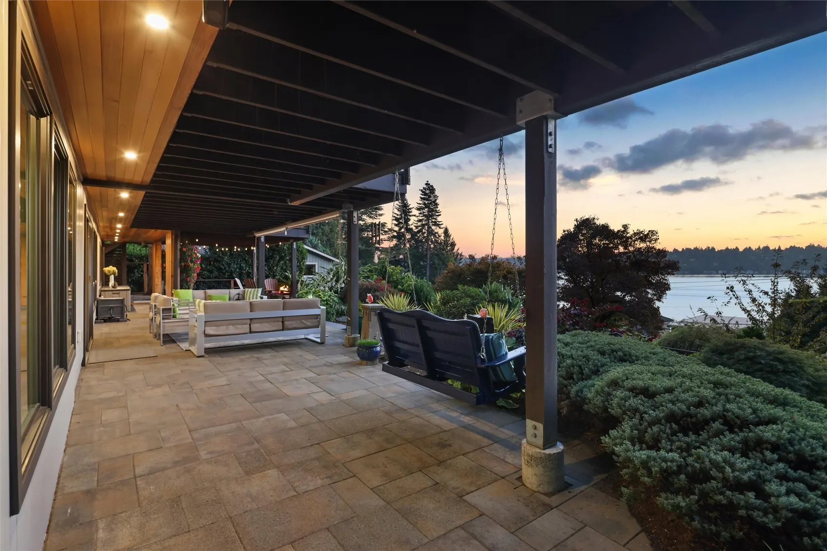 13210 Holmes Point Drive NE, Kirkland, WA 98034-9016