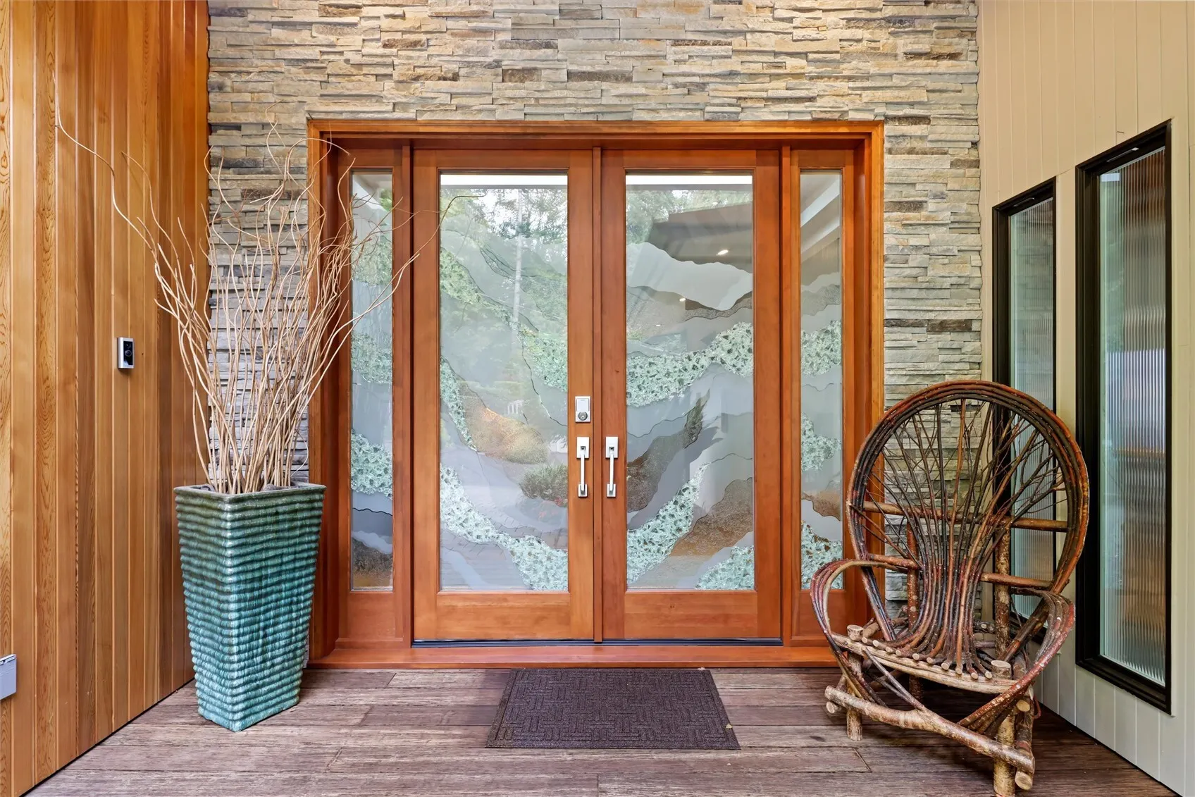 13210 Holmes Point Drive NE, Kirkland, WA 98034-9016
