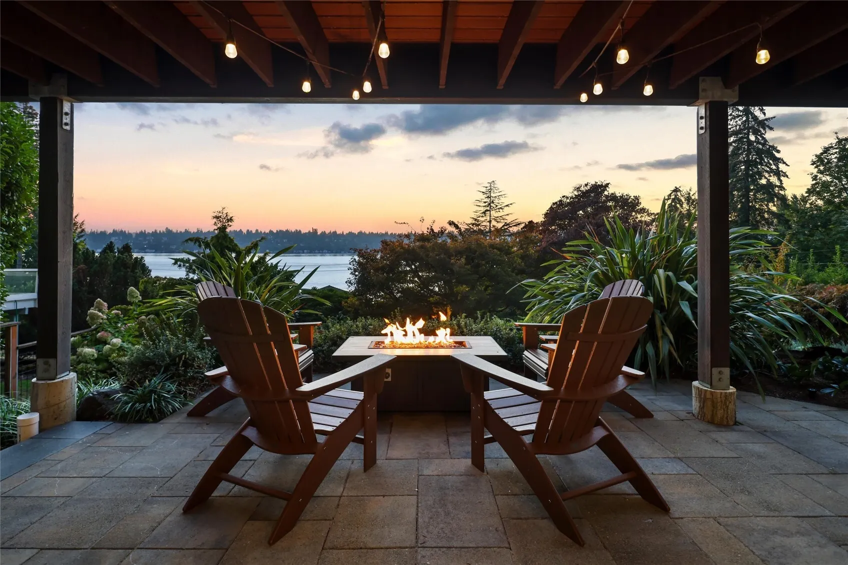 13210 Holmes Point Drive NE, Kirkland, WA 98034-9016