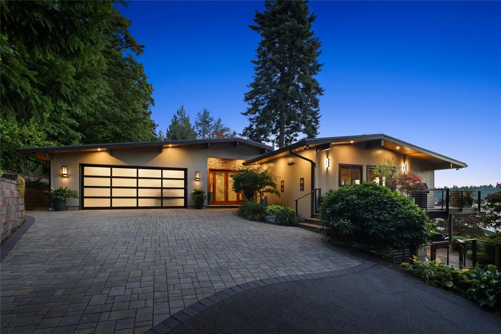13210 Holmes Point Drive NE, Kirkland, WA 98034-9016