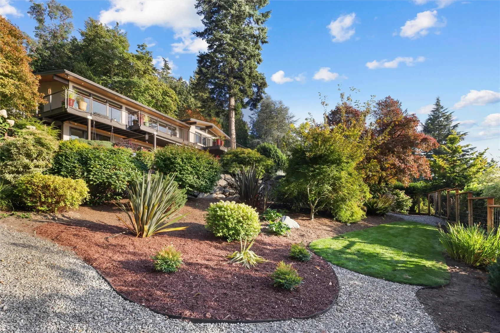 13210 Holmes Point Drive NE, Kirkland, WA 98034-9016