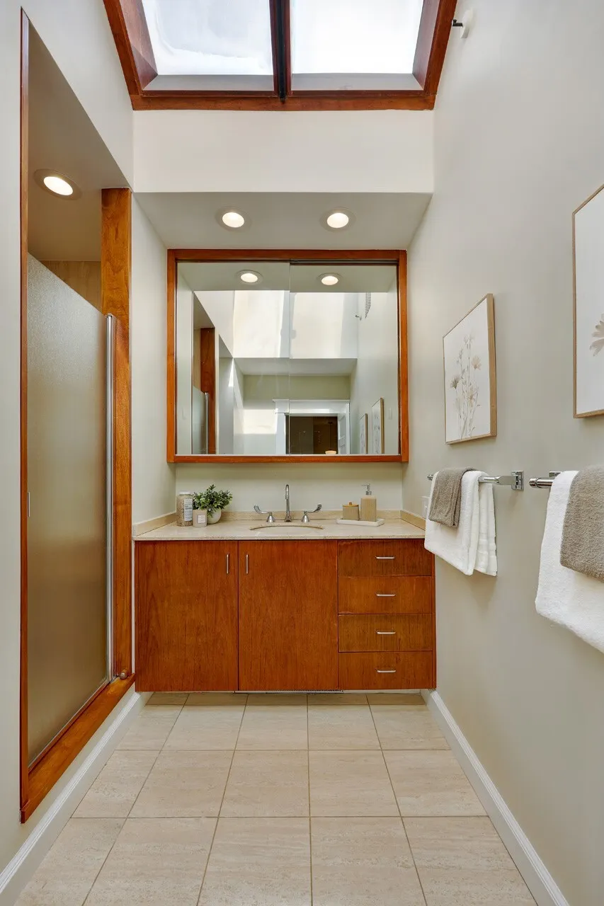 926 11th Avenue E, Seattle, WA 98102