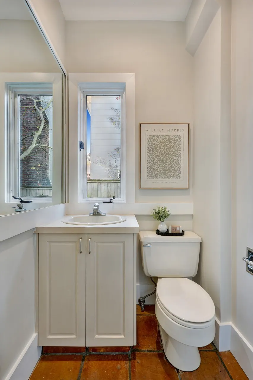926 11th Avenue E, Seattle, WA 98102