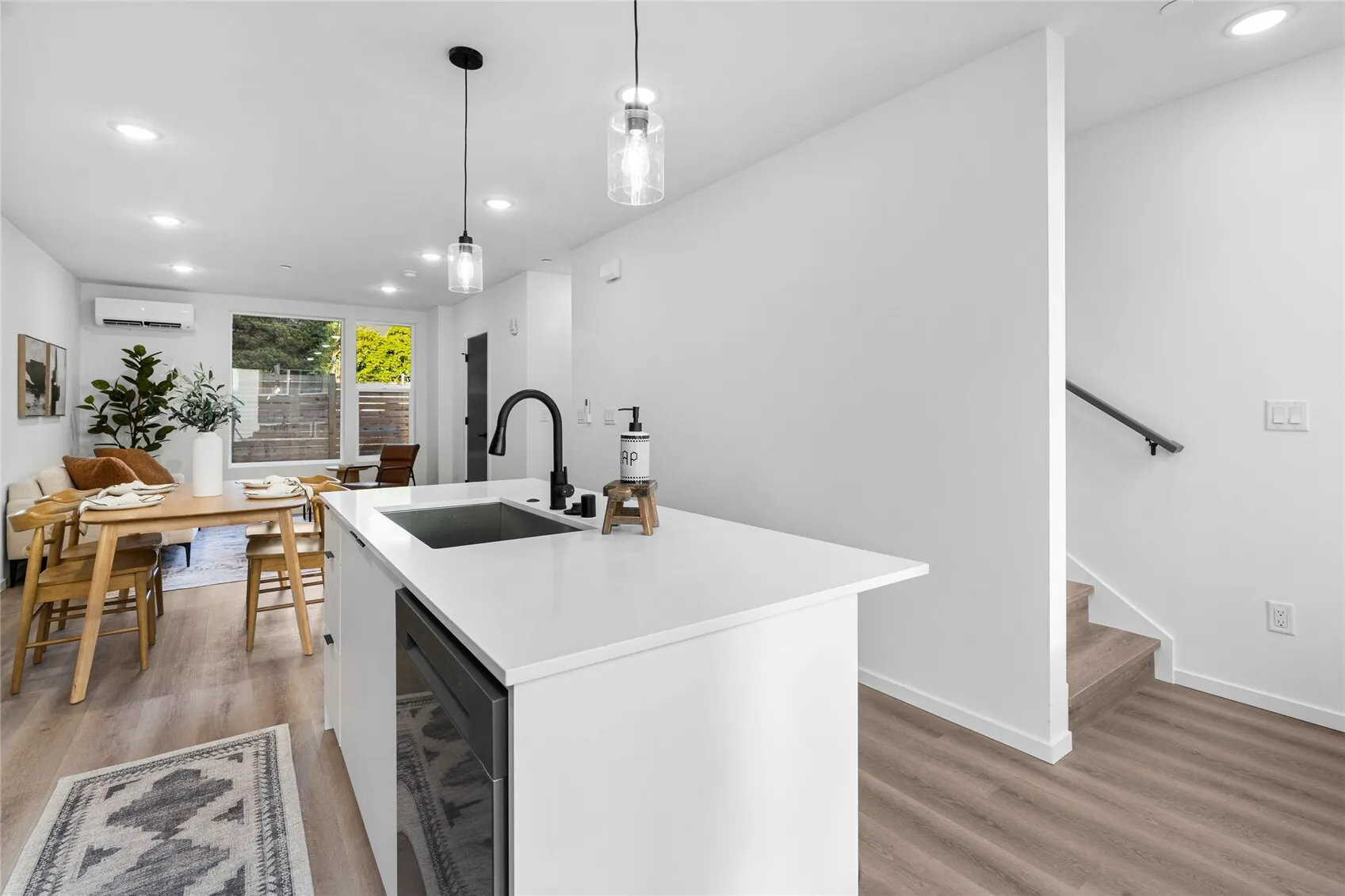12516 35th Avenue NE #F, Seattle, WA 98125