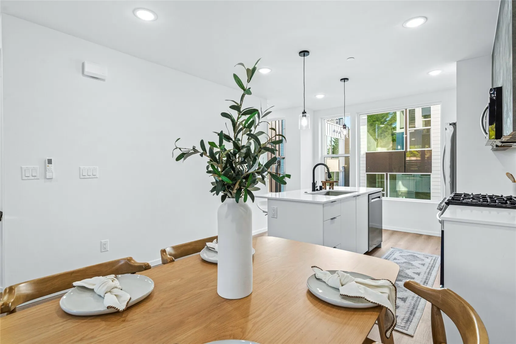 12516 35th Avenue NE #F, Seattle, WA 98125