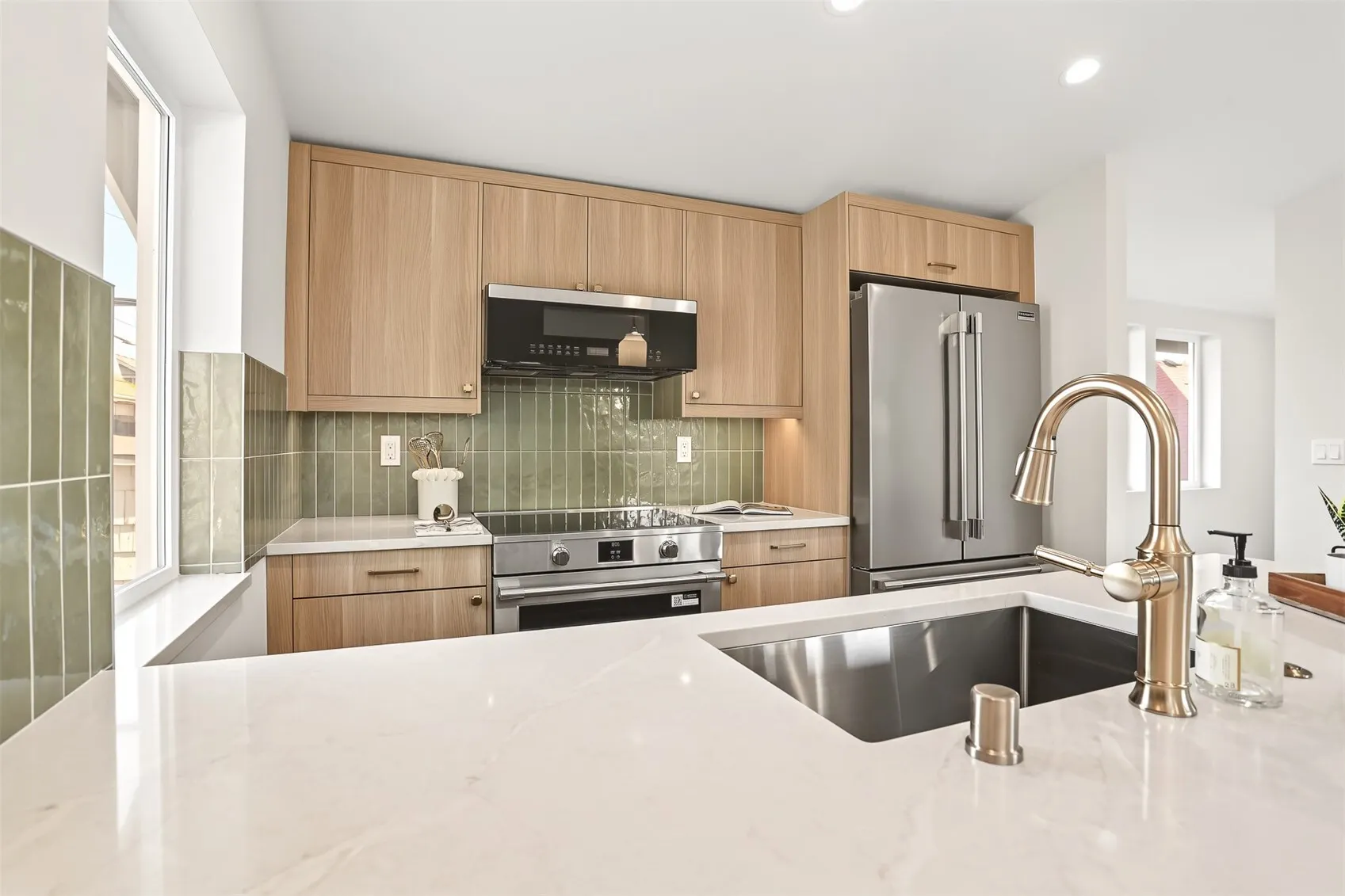 2412 Queen Ann Avenue N, Seattle, WA 98109