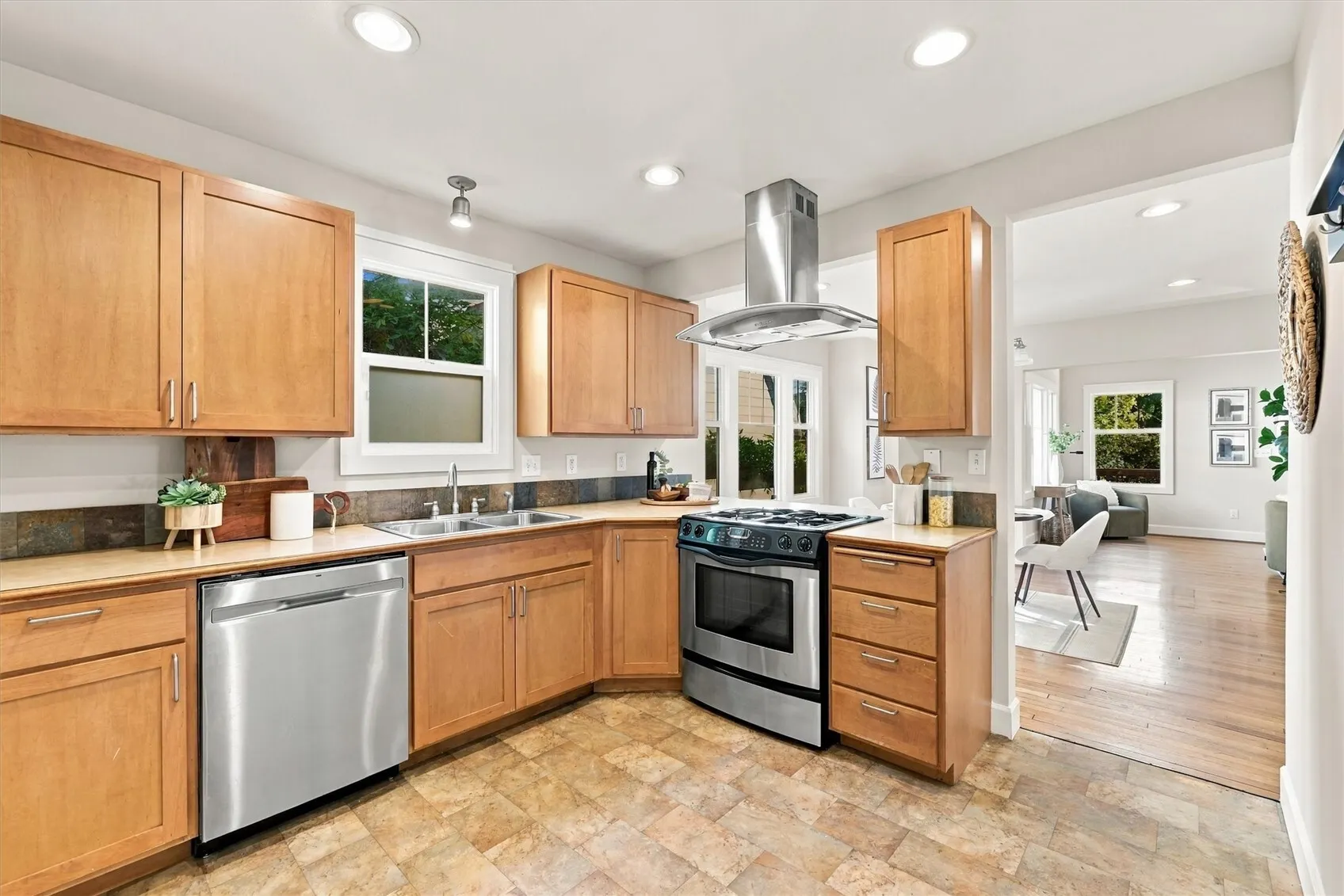 1515 Martin Luther King Jr Way , Seattle, WA 98122