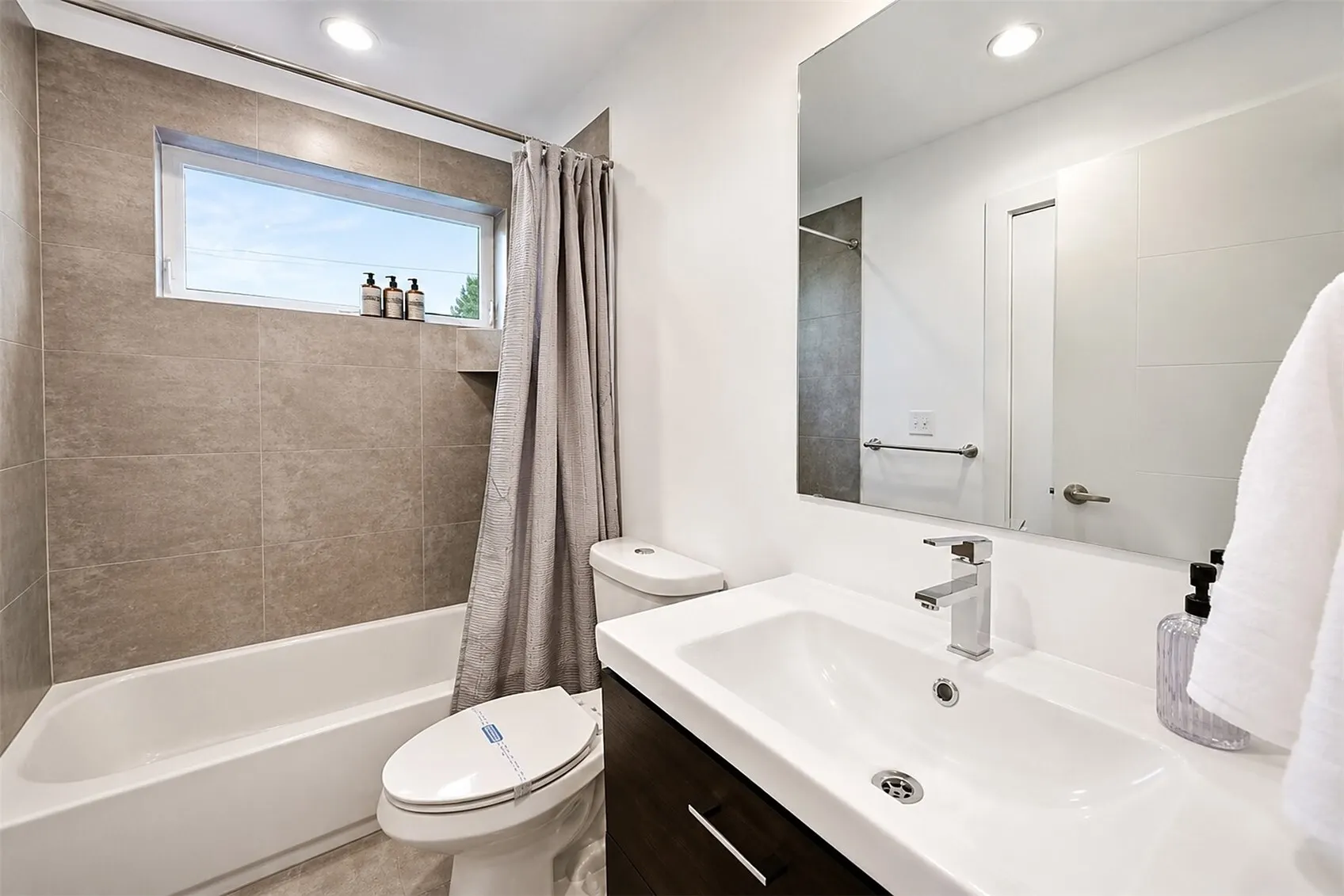 803 S Cloverdale Street #803, Seattle, WA 98108