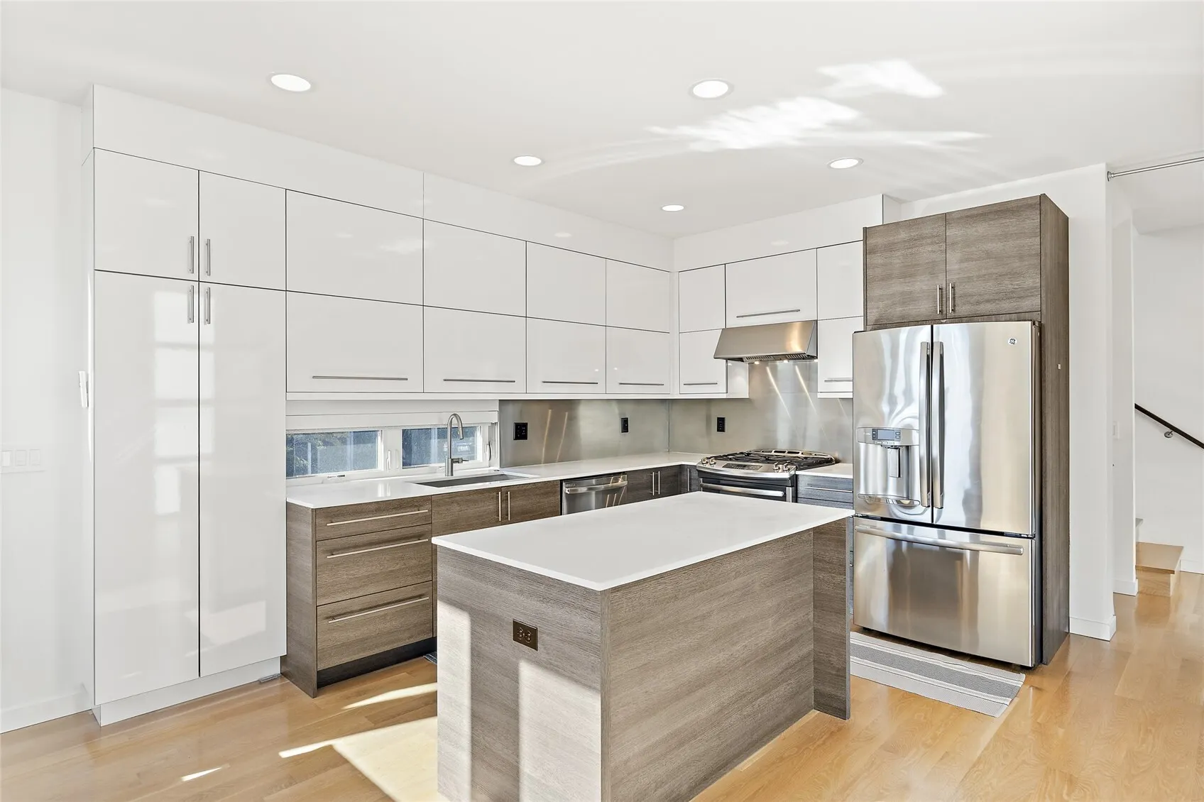 1209 6th Avenue N, Seattle, WA 98109