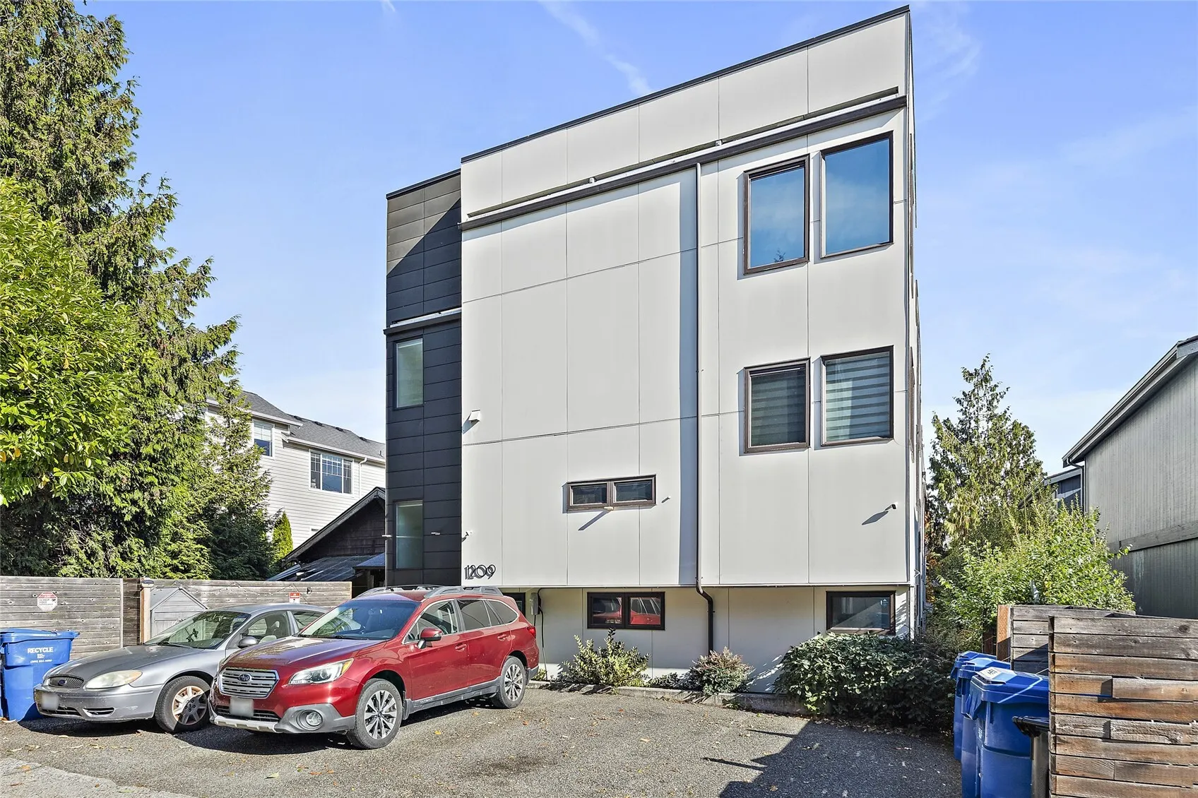 1209 6th Avenue N, Seattle, WA 98109