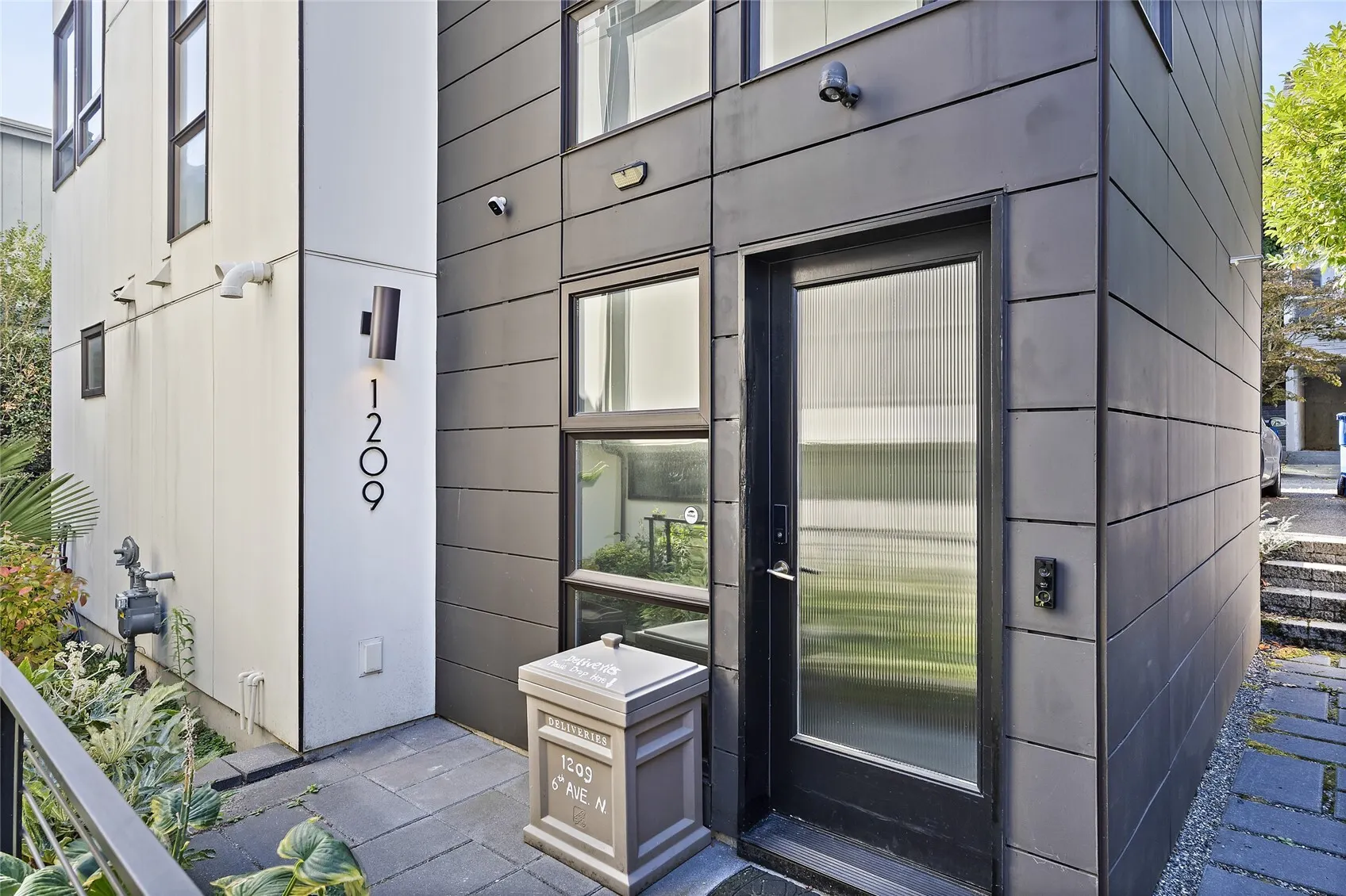 1209 6th Avenue N, Seattle, WA 98109