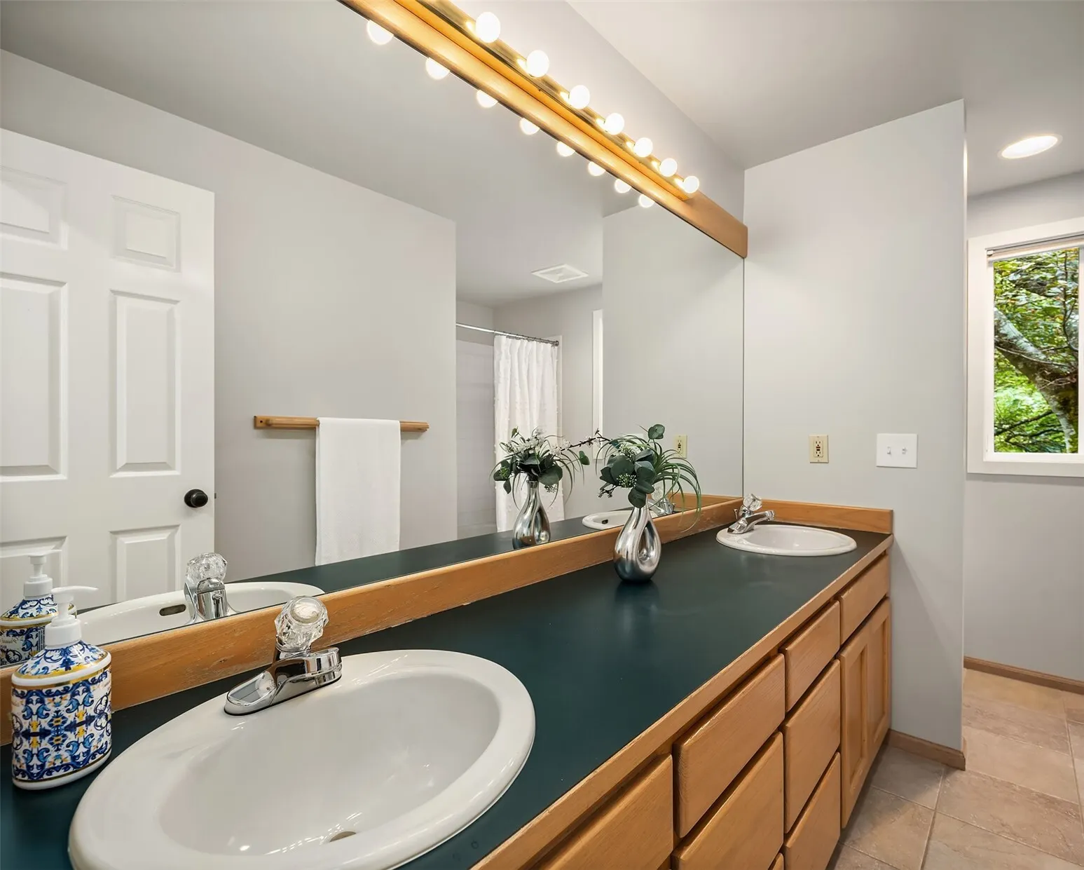 16701 Saybrook Drive NE, Woodinville, WA 98077-7469