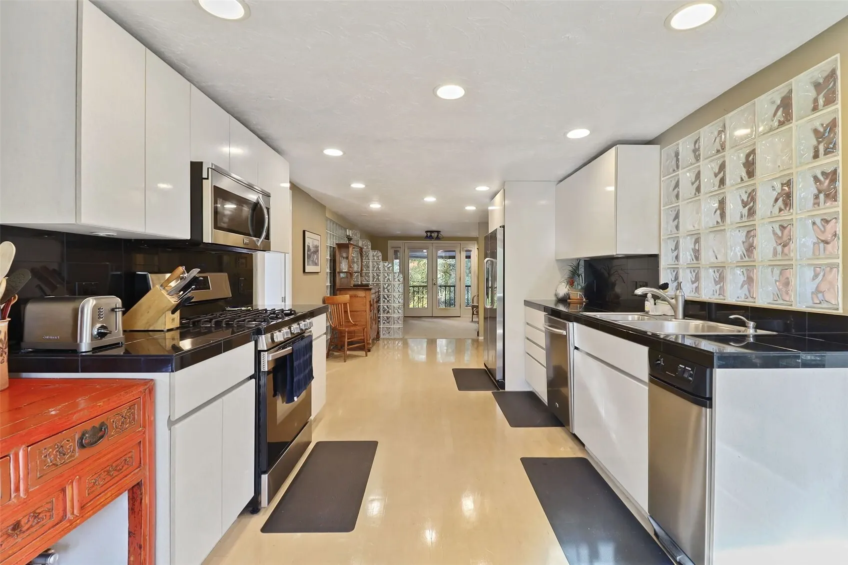 16805 6th Avenue SW, Seattle, WA 98166