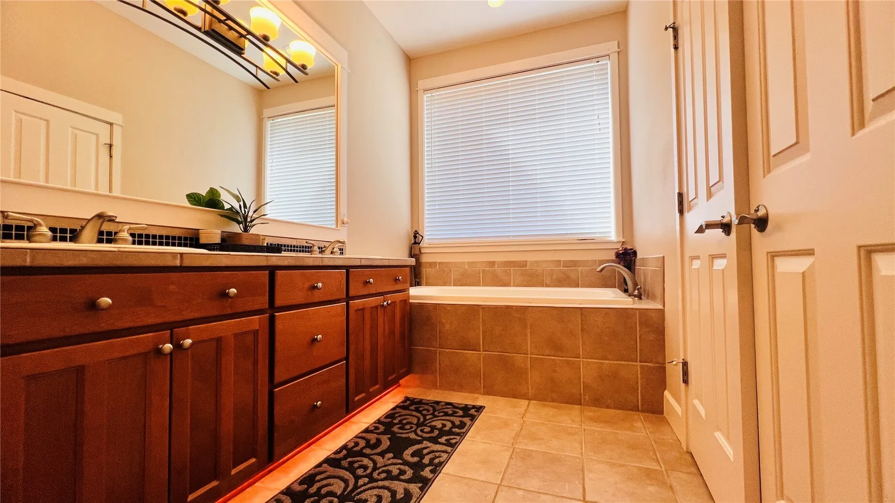 725 S 38th Court , Renton, WA 98055