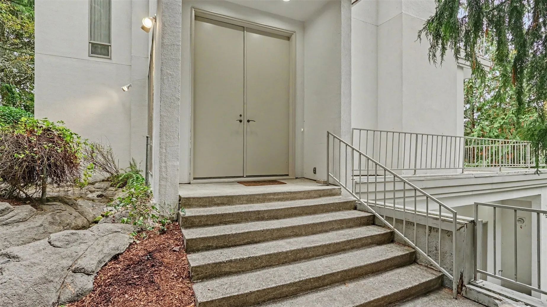 1121 W Lake Sammamish Parkway SE, Bellevue, WA 98008