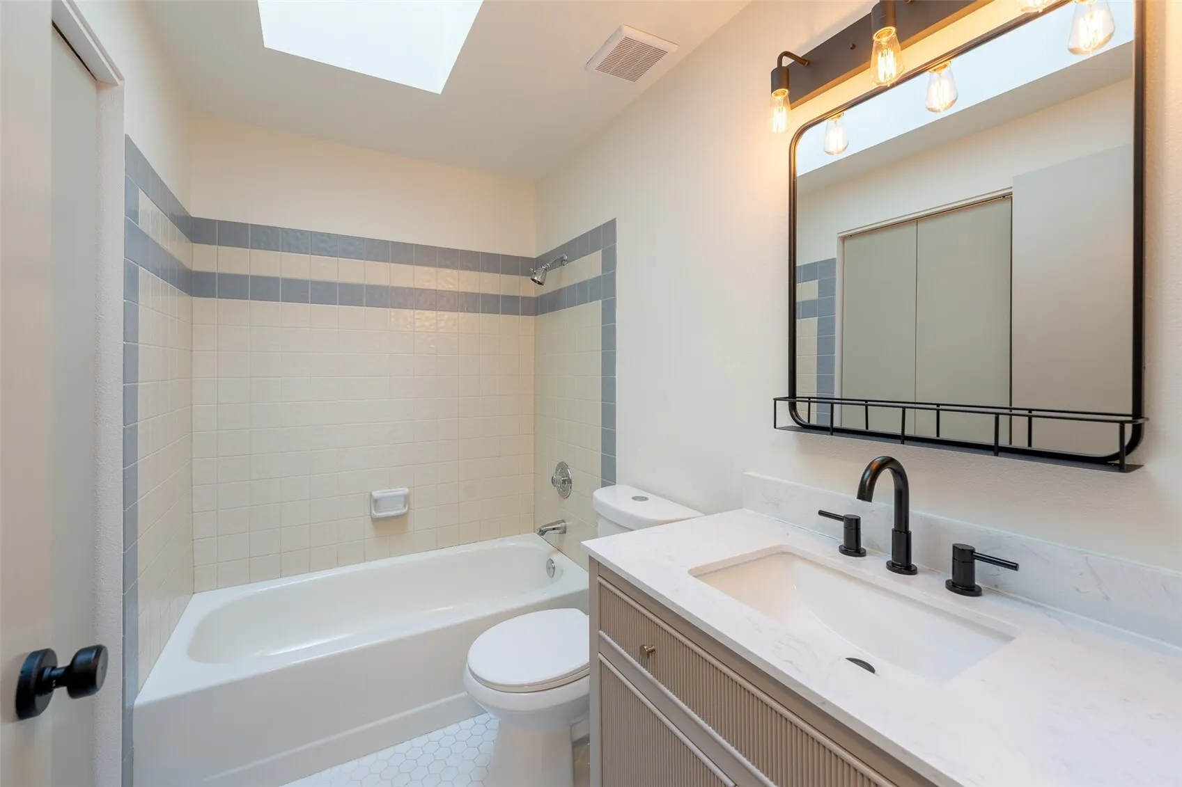 8118 6th Avenue SW, Seattle, WA 98106