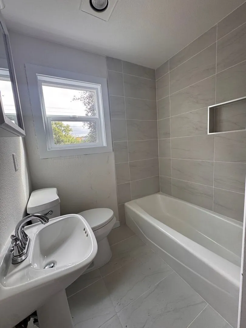 9230 21st Avenue SW #D, Seattle, WA 98106