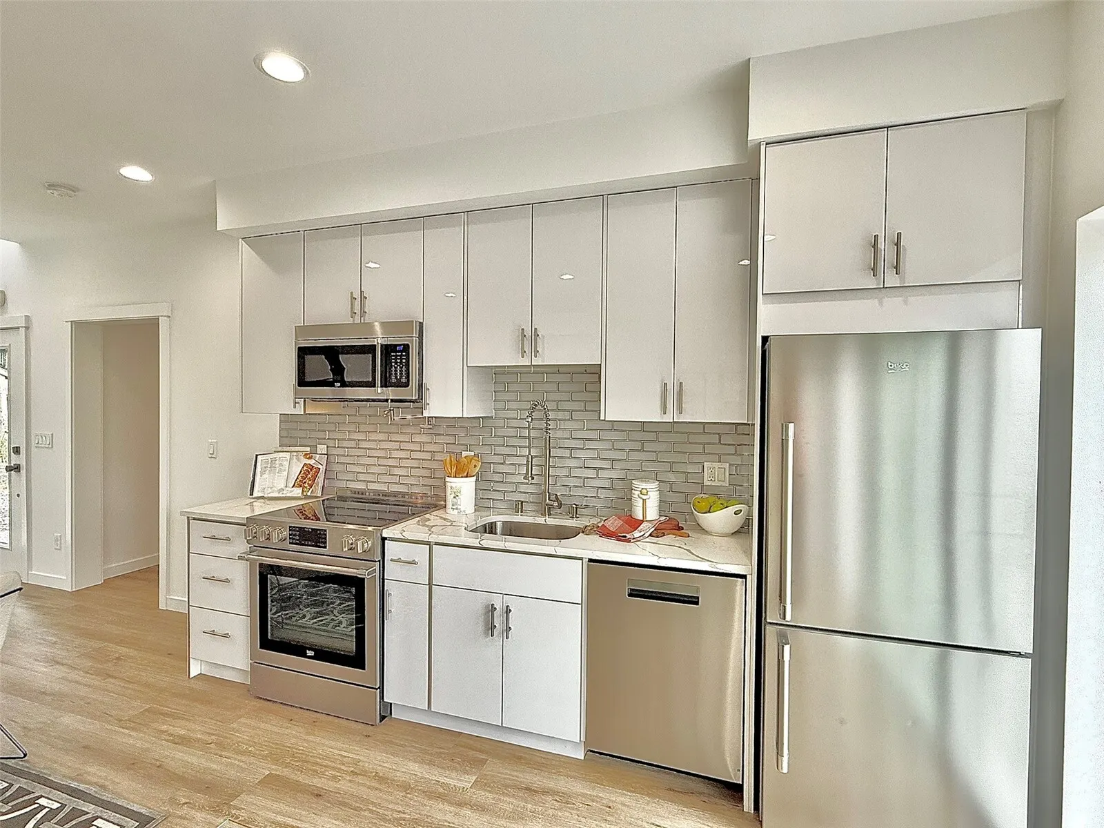 708 N 102nd , Seattle, WA 98133